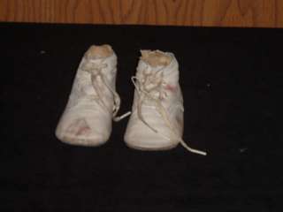VINTAGE PAIR OF WHITE LEATHER BABY SHOES COLLECTIBLE  