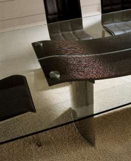  table base is in chromed stainless steel, as is the coffee table 