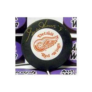  Gordie Howe autographed Hockey Puck (Detroit Red Wings 