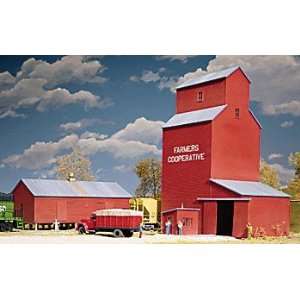   Kit HO Scale Farmers Cooperative Rural Grain Elevator Toys & Games