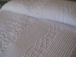 This auction is for a vintage cotton chenille bedspread that has both 