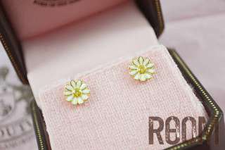 gold plated earrings show off cute flowers approx diameter 1 4 gold 