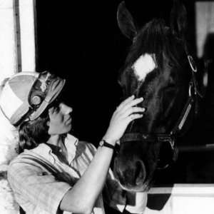  Diane Crump, the First Woman to Ride in the Kentucky Derby 