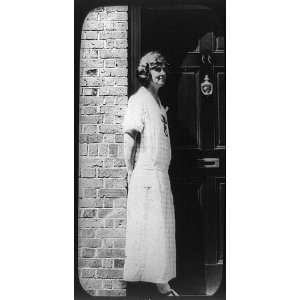   ,Mina Crandon,Boston medium,doorway,psychics,c1926