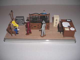   Gangster Figures Holding Bank Robbery Clear Show Case Diorama  