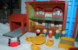 VINTAGE FISHER PRICE LITTLE PEOPLE TUDOR HOUSE & ACC  