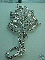 18 K White Gold and Diamond Flower Shaped Pin / Brooch  