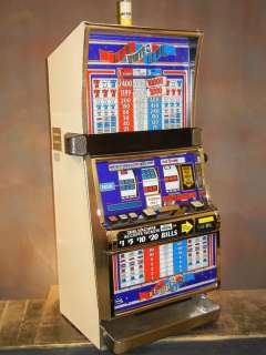 IGT Slot Machine, Red White Blue, Quarter Token, 3cn 1ln, Adj Vol, 3 